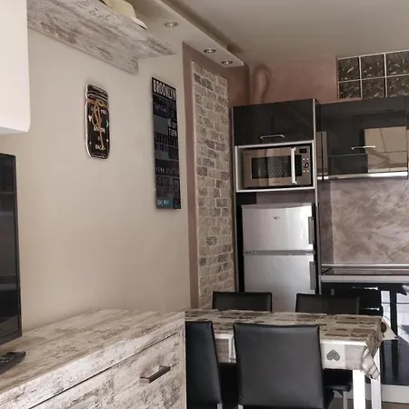 Golden Paradise Seaview * 아데제